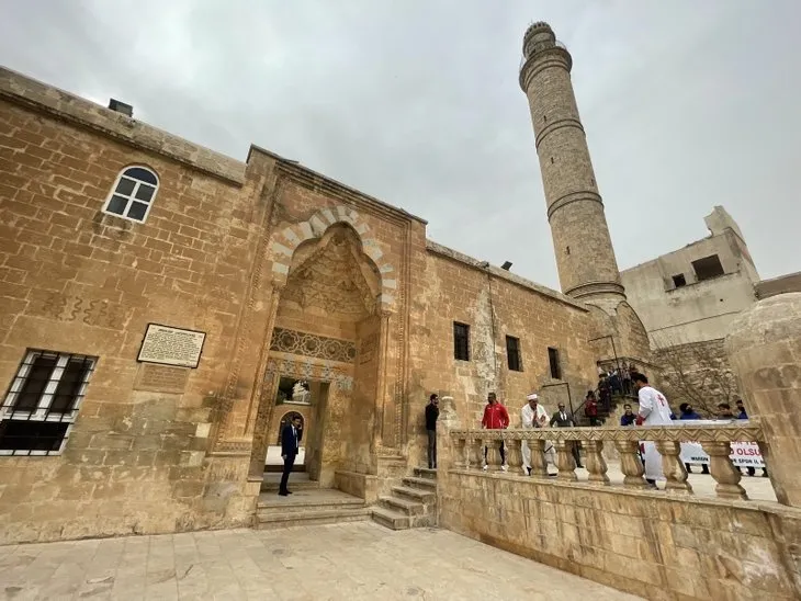 Mardin’de tarihi caminin avlusunda yürekleri ısıtan görüntüler