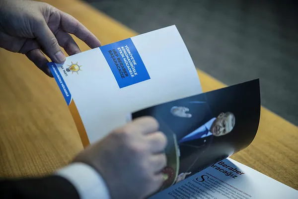 AK Parti'den "koronavirüsle (Covid-19) mücadele" kitabı! CHP'ye de gönderildi - 1