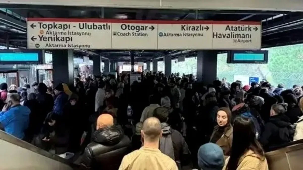 İstanbullunun ulaşım çilesi! Atatürk Havalimanı/Kirazlı Metro Hattı'nda teknik arıza nedeniyle seferler aksadı