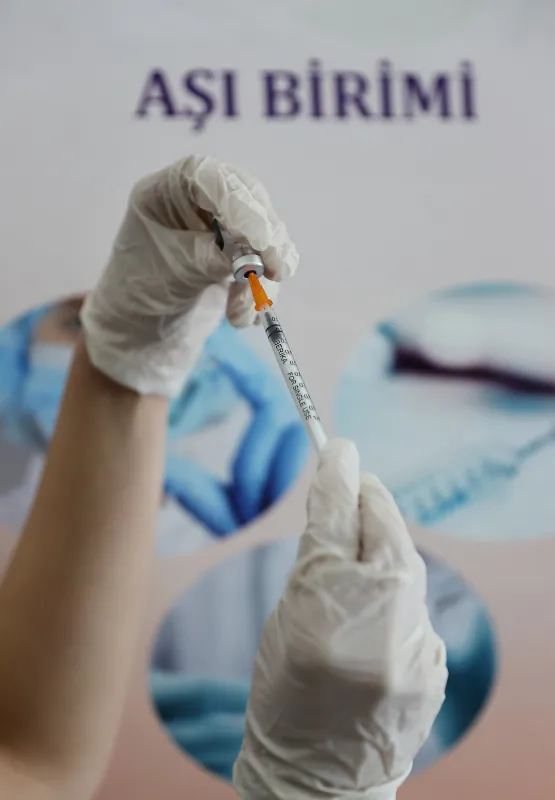 Aşı olanlar dikkat! ’Süper bulaştırıcı’ olarak virüs taşıyabilirsiniz