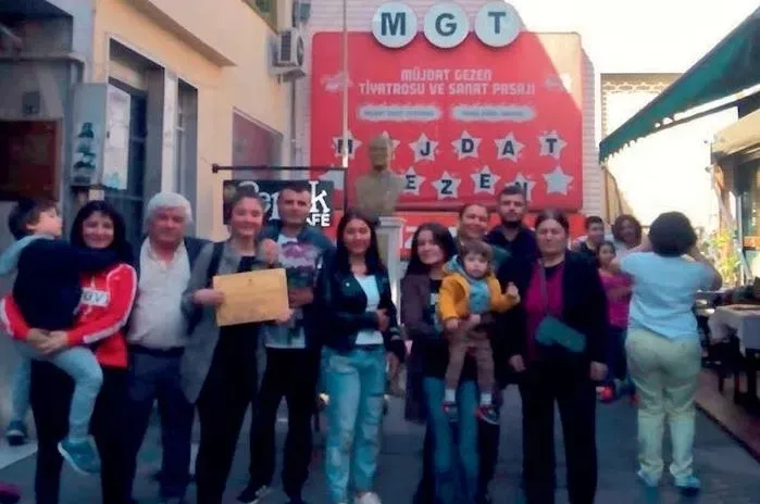 Yıllarca "Atatürk" adıyla duyar kasan Müjdat Gezen 120 milyonu görünce büstünü bile demirbaş diye kulübe sattı! - 1