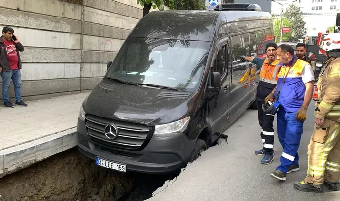 İstanbul Şişli’de yol çöktü! Otomobil ve minibüs içine düştü