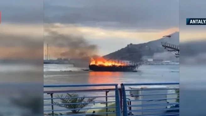 2 tur teknesi alev alev yandı! Çevredeki diğer tekneler bölgeden uzaklaştırıldı