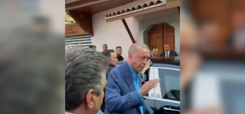 Başkan Erdoğan akşam namazı için Eyüp Sultan Camii'nde! Yoğun ilgi ve sevgi seliyle karşılandı