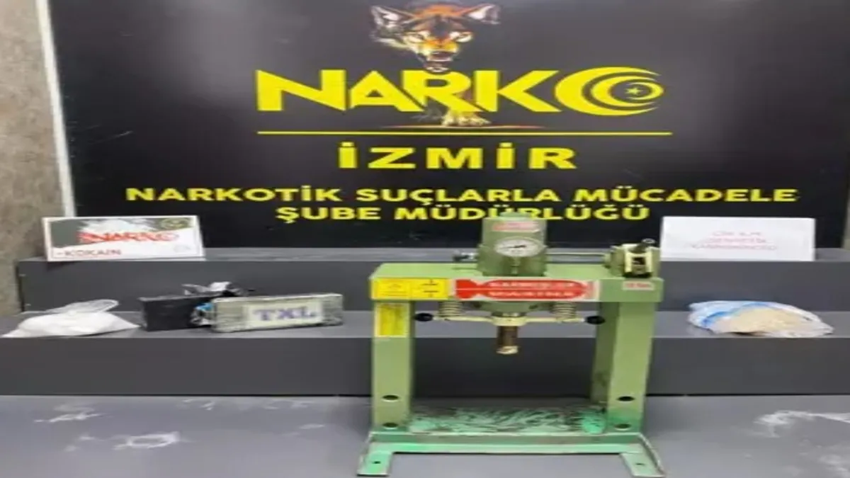 İzmir'de 4 kilo 52 gram uyuşturucu ele geçirildi, 2 kişi tutuklandı
