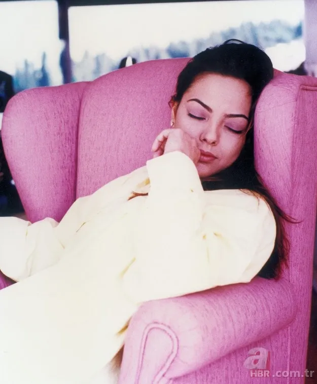 Bir dönem çok modaydı: Ebru Gündeş'in yay gibi kaşlarından eser kalmadı 4