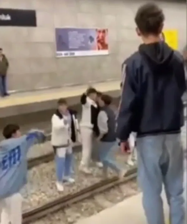 bursa-metrosunda-akilalmaz-hareket-o-anlar-kamerada-1667206627208.jpg Bursa'da akılalmaz hareket! O anlar kamerada - 1