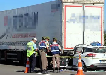 TEM'de otomobil TIR'a çarptı! Ölü ve yaralılar var