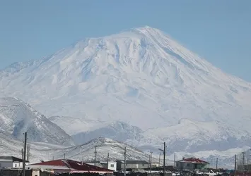 Ağrı Dağı'nda kurtarma çalışması: Araçta mahsur kalan sürücü kurtarıldı