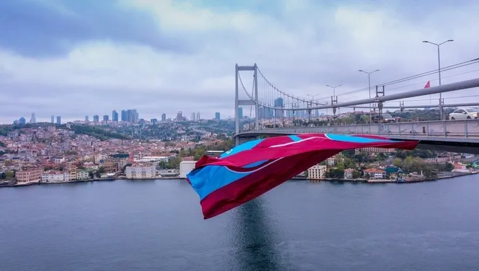 trabzonspor-bayragini-indirmeye-calisan-rambo-okan-gozaltina-alindi-1651592465419.jpg Trabzonspor bayrağını indirmeye çalışan Rambo Okan gözaltına alındı - 1