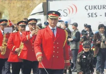 Mersin Büyükşehir Belediyesi'nde skandal! Bando Şefi'ni ot temizlemeye gönderdiler