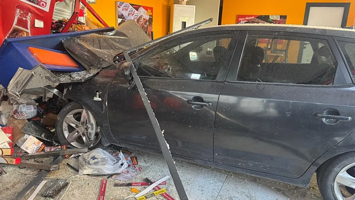 Şanlıurfa'da kontrolden çıkan otomobil dönerci dükkanına girdi!