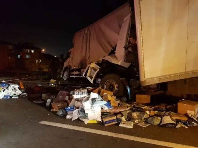 Kocaeli'de iki kargo kamyonu çarpıştı! Hurdaya dönen kamyonun sürücüsü yarım saatte kurtarıldı - 1