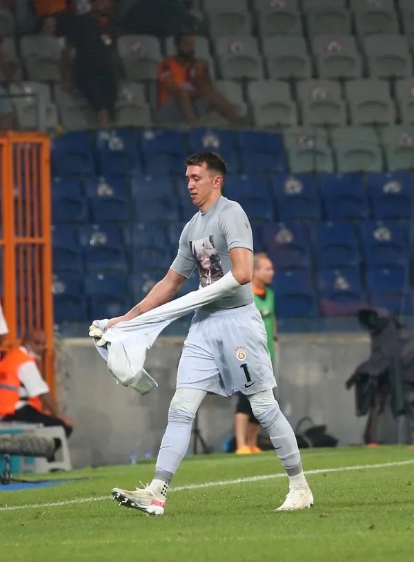 Son dakika: Galatasaray’da Muslera şoku! St. Johnstone maçında kırmızı kart gördü