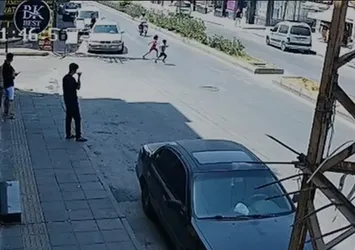 Mersin'deki feci kaza kamerada! Bir kardeş öldü diğeri ağır yaralı