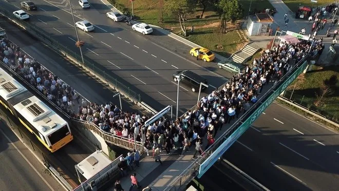 Altunizade metrobüs durağındaki üst geçit paralı oldu