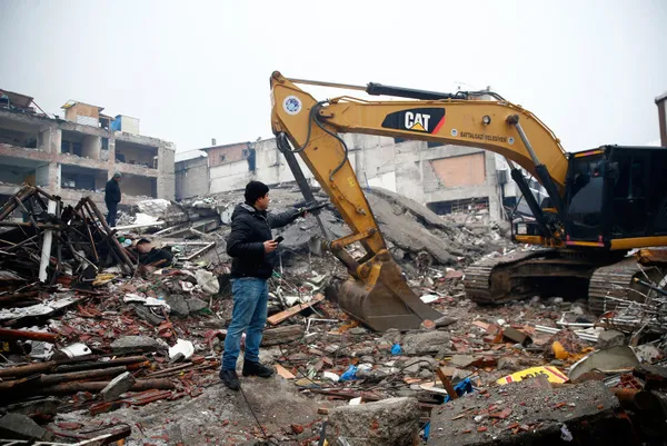 mehmetcik-depremzedelere-sicak-yemek-dagitti-1675692994030.jpg Memleketin acısı üzerinden algı operasyonu: FOX TV'de 'Askerler nerede' denirken Mehmetçik'in depremzedelere yardım ettiği anlar ekrana yansıdı - 1