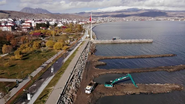 1674721916442.jpg Çevre, Şehircilik ve İklim Değişikliği Bakanı Murat Kurum'dan Van Gölü açıklaması: Hep mavi kalacak - 1