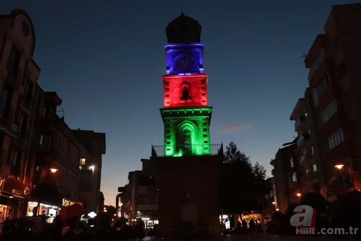 Çanakkale’de Saat Kulesi Azerbaycan bayrağı renklerine büründü