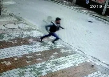 İstanbul’da şoke eden olay! Kadını yerde sürükleyip telefonunu çalan kapkaççının kaçma anı kamerada