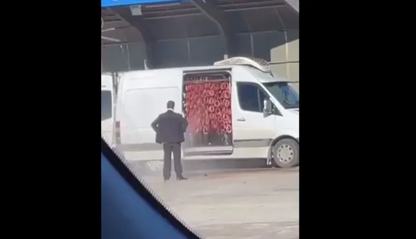 bursadaki-goruntuler-mide-bulandirdi-oto-yikamada-sucuk-yikadilar-1704485173221.jpg Oto yıkamada sucuk banyosu! Bursa'daki görüntüler mide bulandırdı - 1
