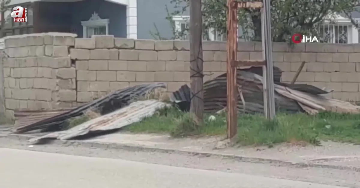 Van’da şiddetli fırtına çatıları uçurdu