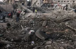 Bebek katili İsrail Gazze’de evi bombaladı!