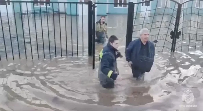 Rusya’da sel felaketi! Baraj patladı: Binlerce ev sular altında kaldı | Acil durum ilan edildi