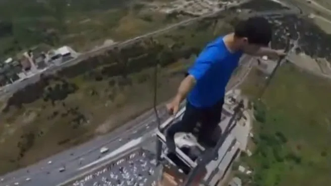Kuleye tırmanıp video çekti