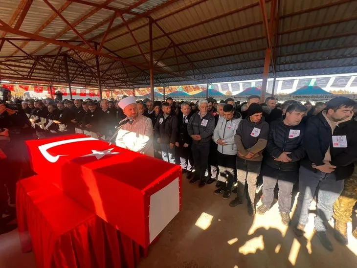 Türkiye şehitlerini uğurluyor! Tabutunun başında gözyaşları sel oldu | Bu acıya yürek dayanmaz