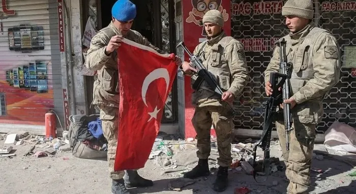 bakan-fidan-ile-bakan-guler-bir-araya-geldi-1711993608556.jpg Teröristan kurulmasına izin yok! Yaz ayında harekat sinyali sonrası Ankara'da kritik zirve... - 4