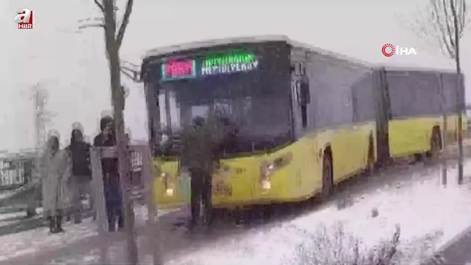 İstanbul’da kar yağışı başladı! Arnavutköy’de İETT otobüsü yolda kaldı