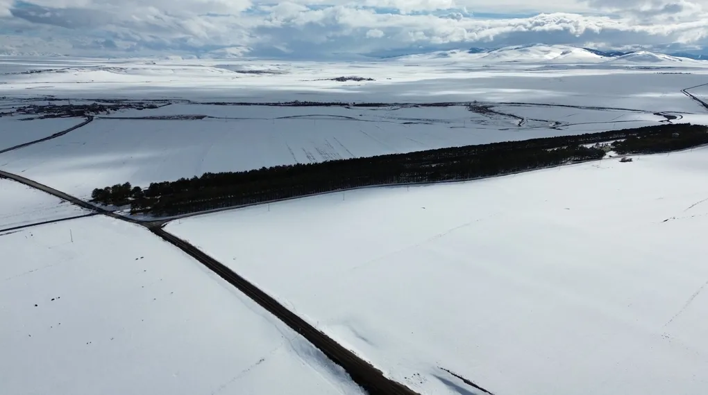 Kars'ta bahar ortasında kış manzarası