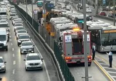 Avcılar’da korkutan metrobüs yangını! Yolcuların yüreği ağızlarına geldi