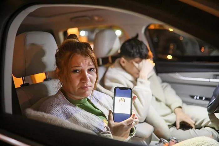 ferdi-tayfurun-sevenleri-dua-edip-gozyaslarina-boguldu-1735850751175.jpeg Arabesk müziğin efsanevi ismi Ferdi Tayfur, Antalya'da tedavi gördüğü hastanede 79 yaşında hayatını kaybetti. Sanatçının hastane önünde toplanan sevenleri üzüntü yaşadı. (Foto: DHA)