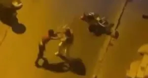 Kavgada bebek arabası fırlattı