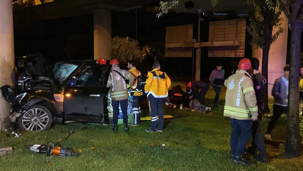1696217021602.jpg İstanbul'da feci kaza! Aşırı hız dehşeti yaşattı: Viyadüğün beton ayağına çarptı - 5