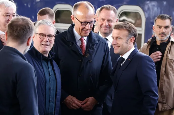 putinin-kizil-meydan-govde-gosterisine-karsi-avrupadan-kiev-cikarmasi-1746857673185.jpg Fransa Cumhurbaşkanı Emmanuel Macron (sağda), Britanya Başbakanı Keir Starmer (solda) ve Almanya Şansölyesi Friedrich Merz (ortada), 10 Mayıs 2025'te Ukrayna'nın başkenti Kiev'deki demir yolu istasyonuna vararak, Avrupa liderlerinin Ukrayna Cumhurbaşkanı Volodimir Zelenskiy ile yapacağı görüşmeler öncesinde şehre geldi. (AFP)