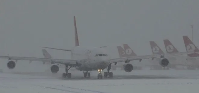 Etkili olan kar yağışı hava ulaşımını aksatıyor! İşte iptal olan uçak seferleri...