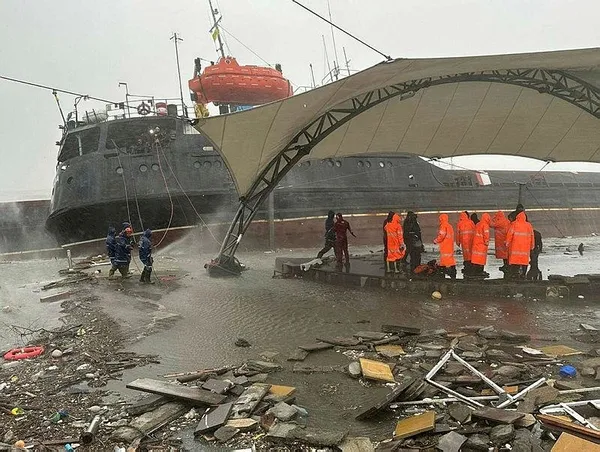 zonguldak-ereglide-kuru-yuk-gemisi-karaya-oturdu-firtina-etkisini-gosteriyor-1700393577262.jpeg Zonguldak Ereğli'de kuru yük gemisi karaya oturdu! Fırtına etkisini gösteriyor - 5