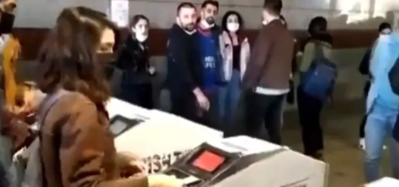 İstanbul'daki toplu ulaşıma yapılan yüzde 40 zam sonrası öğrenciler Ekrem İmamoğlu'nu protesto etti: Boş İstanbul Kart bastılar