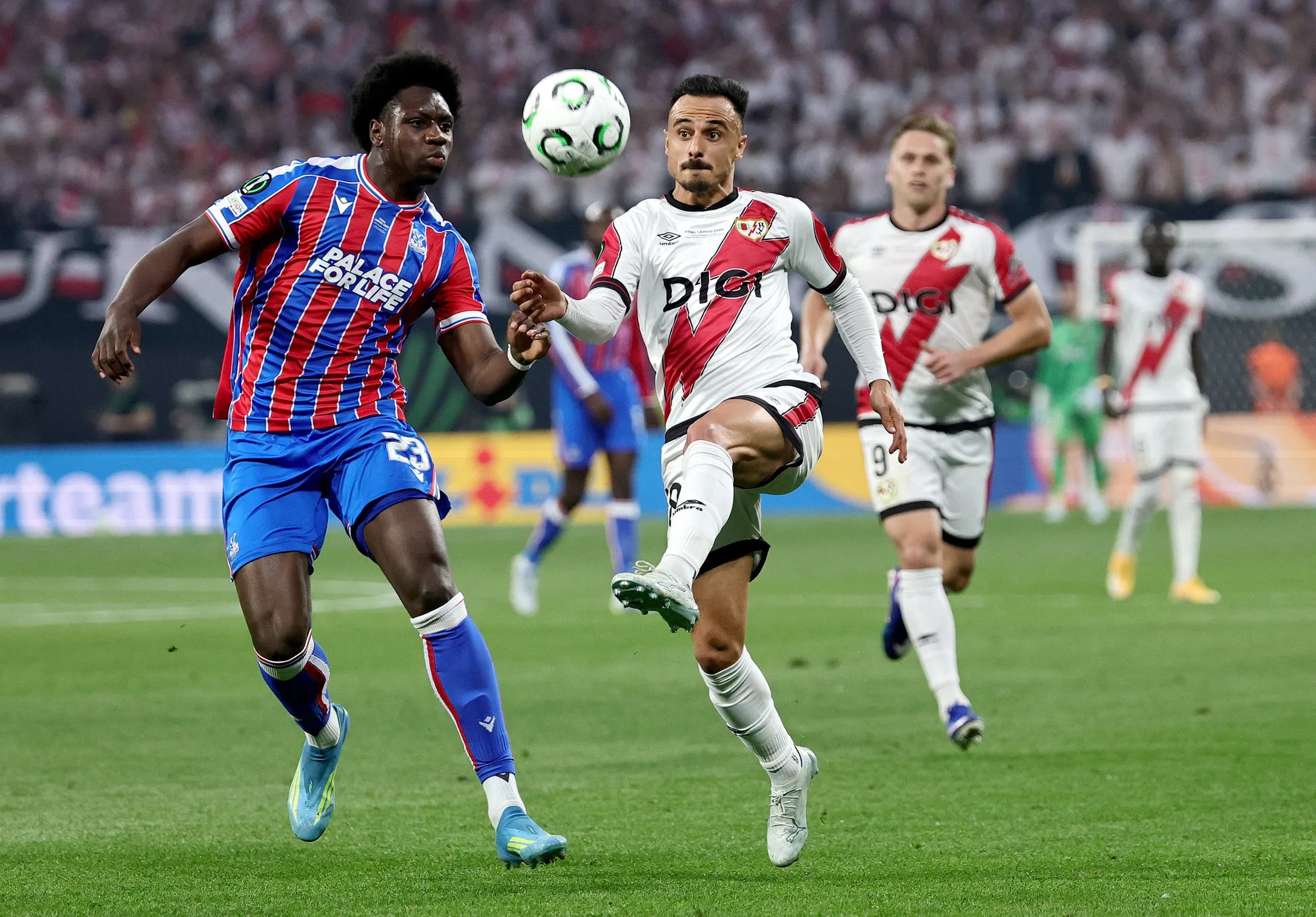 İngilizler mutlu sona ulaştı! Crystal Palace Konferans Ligi şampiyonu oldu