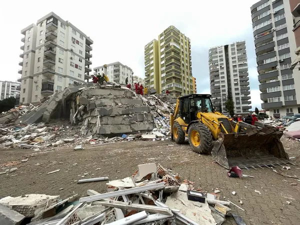 Fondaş Merdan Yanardağ depremlerin faturasını iktidara oy verenlere kesti: Gerici partilere oy vermeye devam ettiler