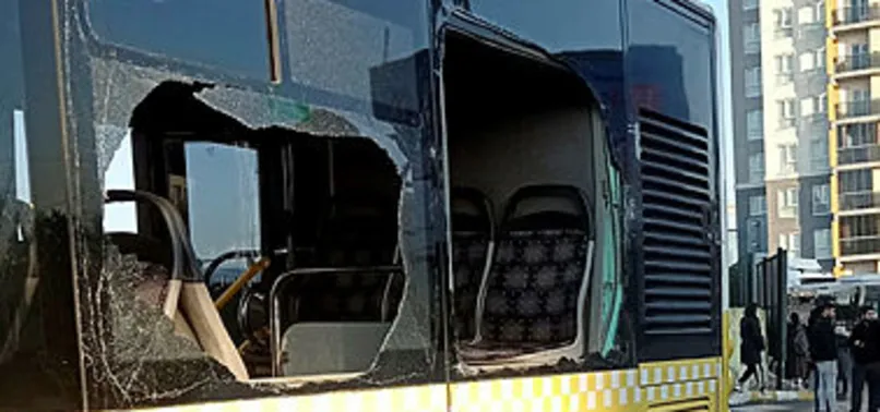 Son dakika: İETT'de can pazarı: Otobüs duran araca çarptı! Yolcu camdan fırlayarak ağır yaralandı