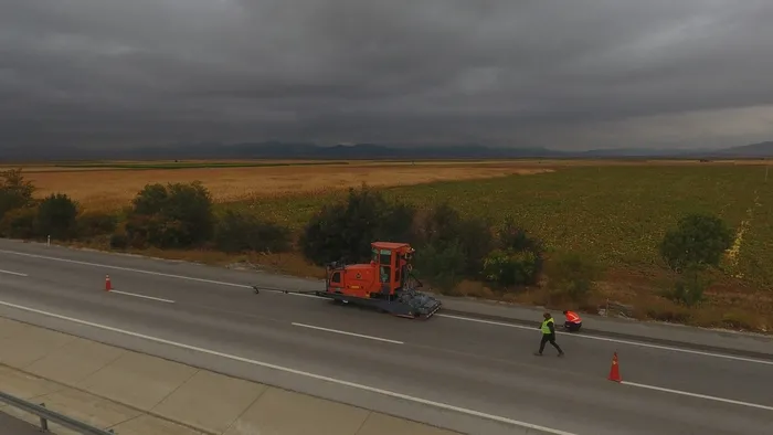 karayollarinda-yeni-nesil-guvenlik-tedbirleri-hem-kazalari-onluyor-hem-trafik-akisini-hizlandiriyor-1743761972836.jpeg Bazı yollarda yol kenarlarına sarsma bantları yapıldı. (A Haber arşiv)