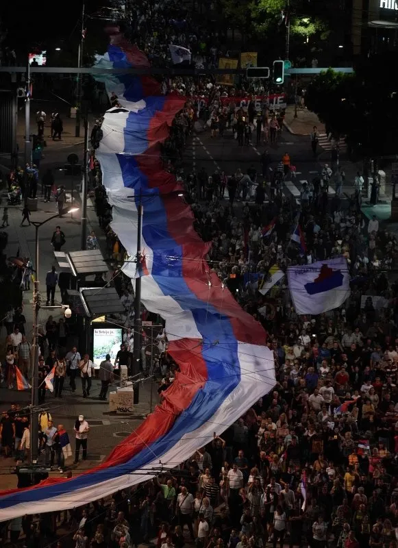 Sırbistan’da sapkın LGBT’lilere karşı isyan! Binlercesi sokağa döküldü