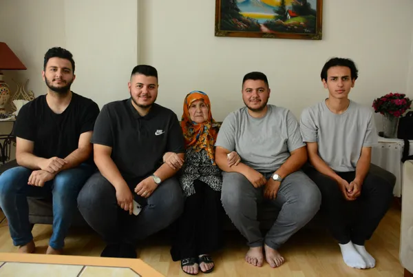85 yaşındaki Zekiye nine Başkan Erdoğan'la görüntülü konuştu: O başımızda olmazsa biz yatakta rahat yatamayız - 2
