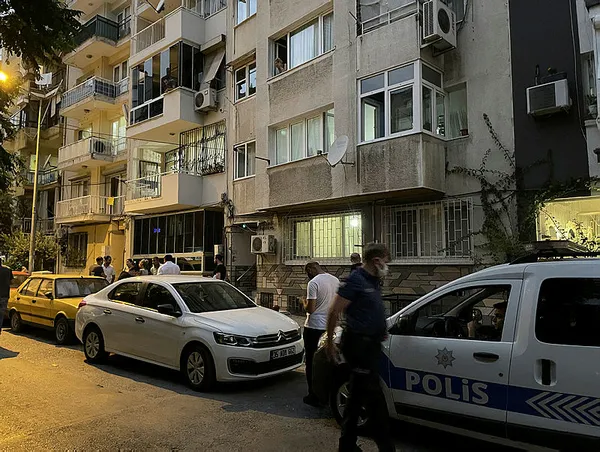 izmirde-kotu-koku-ortaya-cikardi-anne-ve-oglu-evde-olu-bulundu-1688677063507.jpg İzmir'de kötü koku ortaya çıkardı: Anne ve oğlu evde ölü bulundu - 3