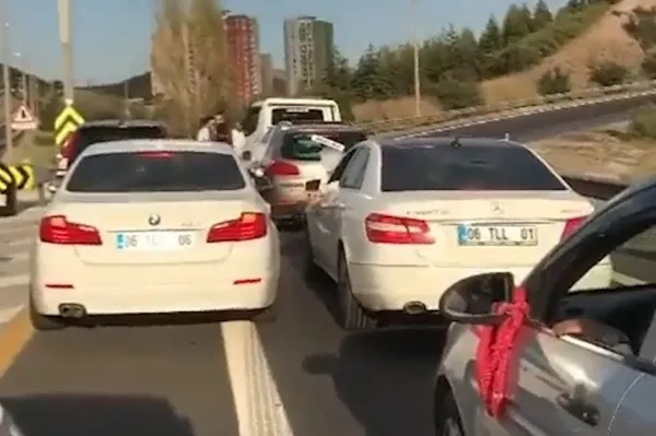 ambulansa-yol-vermemislerdi-ankara-emniyeti-duyurdu-9-magandaya-ceza-kesildi-1659288863422.jpg Ambulansa yol vermemişlerdi! Ankara Emniyeti duyurdu: 9 magandaya ceza kesildi - 1