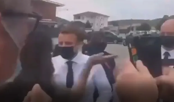 fransada-protestocu-cumhurbaskani-macrona-tokat-atti-1668968280762.jpg Fransa'da protestocu Cumhurbaşkanı Macron'a tokat attı - 1